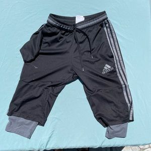 Black and grey 3/4 pants